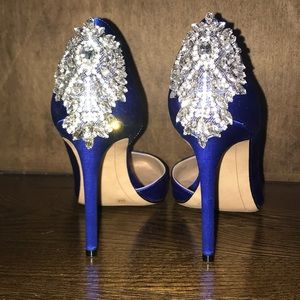 Dazzling blue pump with embellished heel